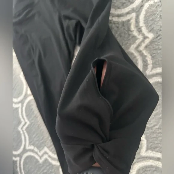 EUC Fabletics 2X Black High-Waisted Leggings with Keyhole Detail - Picture 4 of 5